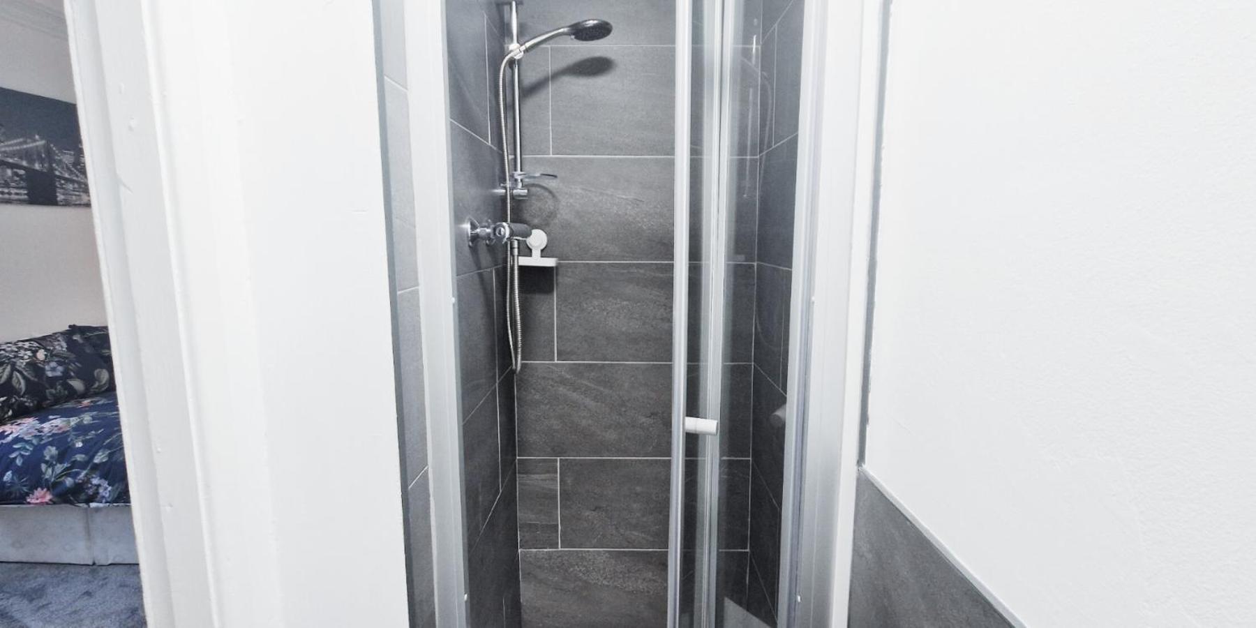 Spacious Room In Modern House Near 노팅엄 외부 사진